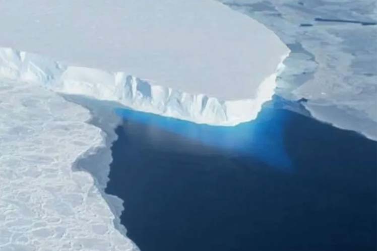 Imagem de satélite de área na Antártida com derretimento de gelo, em 2017.  a) Que ma ambiental está ocorrendo nesse local? a) Que pr - iFunny Brazil