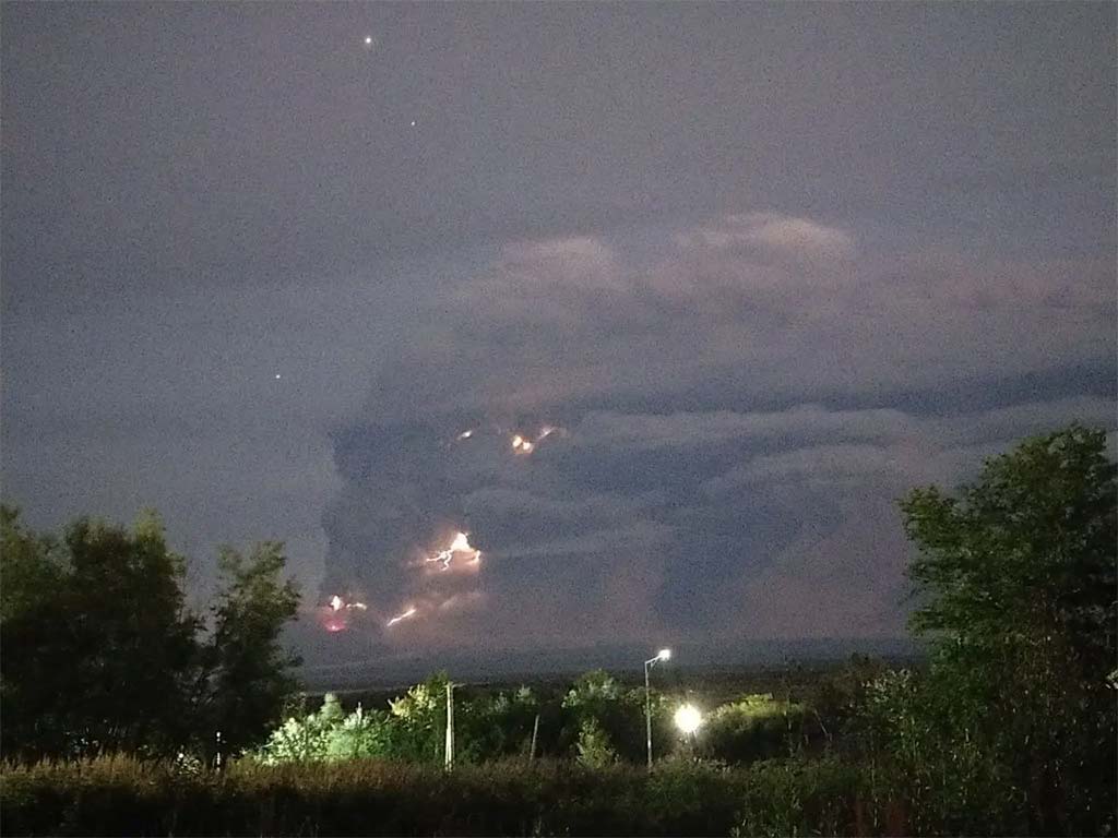 alerta-vermelho-da-aviacao-em-kamchatka-devido-a-erupcao-do-vulcao