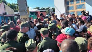 presidente-cubano-visita-area-atingida-por-furacoes-em-guantanamo